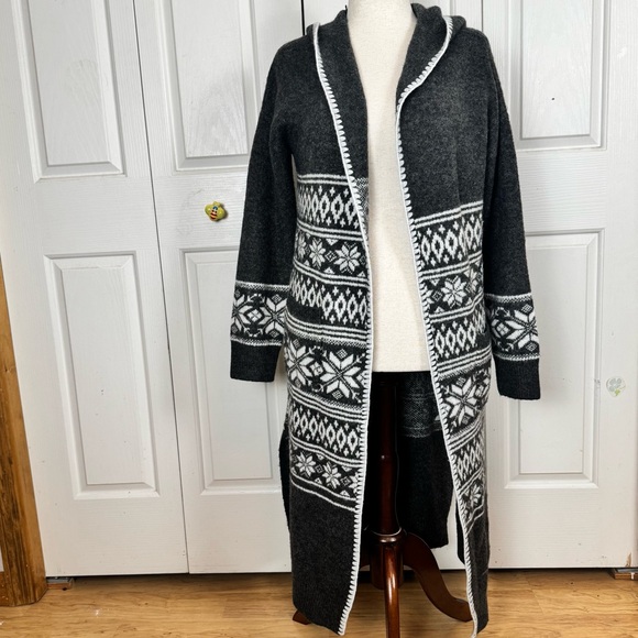 Aspen Sweaters - NWT Aspen Black and White Hooded Cardigan